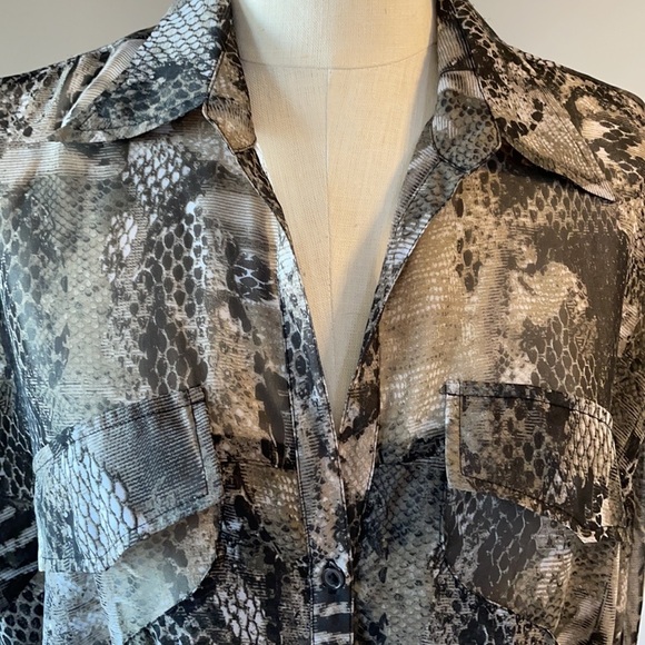 BB DAKOTA women’s snakeskin pattern OVERSIZED / RELAXED fit button down BLOUSE - Picture 5 of 12